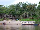 osada domorodcu na brehu reky
