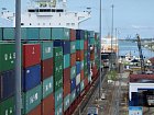 Panamsky pruplav - kontejnerova lod v pruplavu