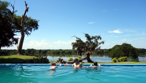 odpoledni relaxace v hotelovem bazenu na brehu reky