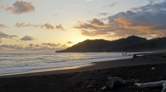 zapad slunce nad plazi Camaronal