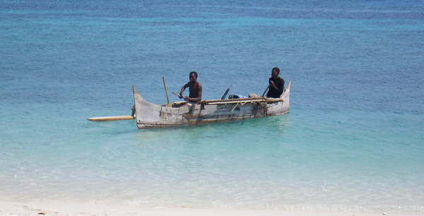 domorodi rybari a jejich piroga-katamaran