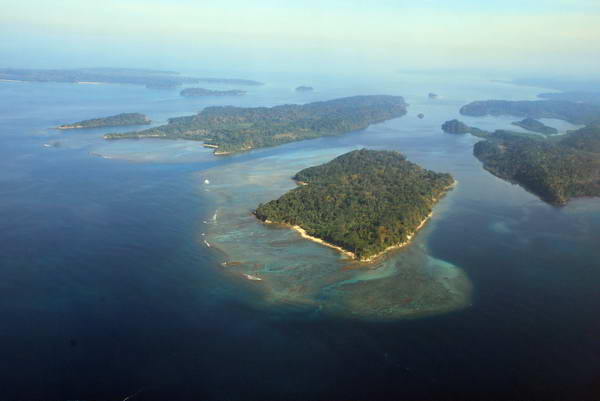 Andamany - ostrovy a koralove utesy z letadla