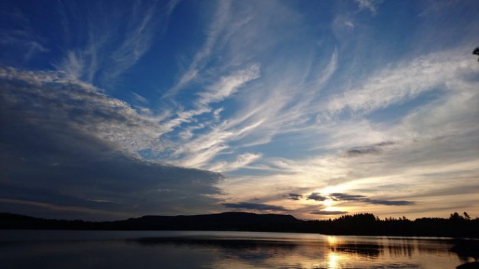 Pozdní večer nad průtočným jezerem