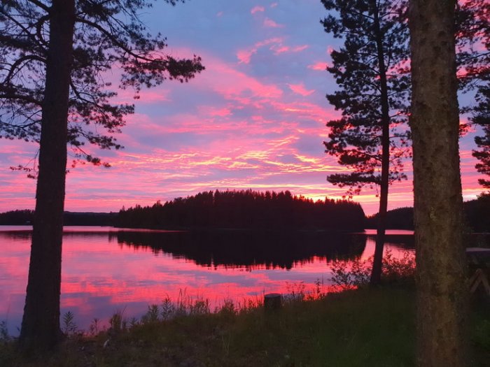 Půlnoc nad jezerem