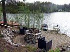 kotviste lodi a ohniste na brehu jezera