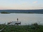 letni pulnoc na brehu jezera Storsjo pred chatou