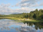 Storsjo - rybarsky kemp a kotviste lodi na brehu jezera