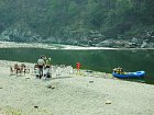 rafting - obed na brehu reky