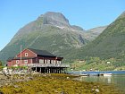 Aldersund - domek s apartma, pohled ze brehu fjordu
