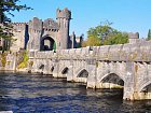 Ashford castle - most pres lososi reku