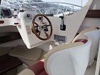Arvor - lod delky 5,5-7 m s kabinou echolotem-GPS-plotrem a motorem - interier kabiny, ilustracni foto 