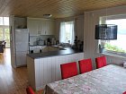 domek Neshamn - kuchyne a jidelni kout