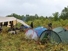 stanovy tabor a pristresek na brehu reky