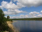 domek Karlsnaset - prutocne jezero pred domkem