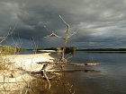 piscite ostrovy na Rio Negro pred vecerni bourkou