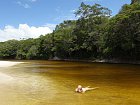 poledni koupel v pruzracne lagune reky Rio Negro