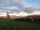 Myrset - domek a hory - pulnoc v obdobi polarniho dne
