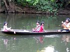 indianska rodina v kanoi na rece Rio Indio