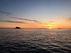 zapad slunce nad ostrovem Lovund
