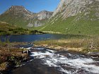 potok a pstruhove jezero u turisticke cesty z Rodsand