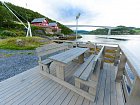 pohled na domky Helgeland Ferie a most od kotviste lodi