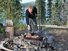 dvoudenni vyprava na jezero - priprava steaku k veceri