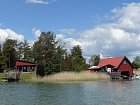 vlevo chata Strandvilla, vpravo chatka Sjoboden a kotviste lodi