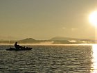 rijen - ranni slunce nad jezerem rozpousti mlhu