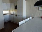 Sula Rorbu - moderni apartma, kuchyne s jidelnim koutem
