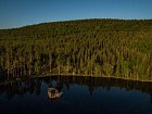jezero s pozorovatelnou medvedu a rosomaku