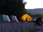 tabor na brehu reky Mikiza