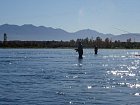 rybari lovici lososy v rannim slunci