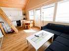 Hestoysund - obyvaci pokoj s kuchynskym koutem v chate-rorbu