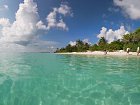 Maledivy - pobrezi jednoho z pustych ostrovu