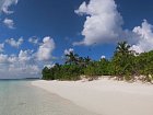 Maledivy - pobrezi jednoho z neobydlenych ostrovu