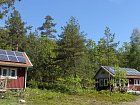 Syrsan - chaty v borovém lese nad skalnatým brehem