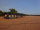 stanovy tabor na horni ricni plazi na pritoku reky Orinoko