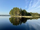 Aspviken - pohled na chatu a kotviste lodi z jezera