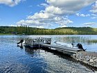 Aspviken - kotviste lodi, molo pred chatou