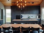 chata Reykjedalsa Lodge, kuchyne s jidelnim koutem