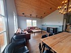 chata Reykjedalsa Lodge, obyvaci pokoj s jidelnim koutem