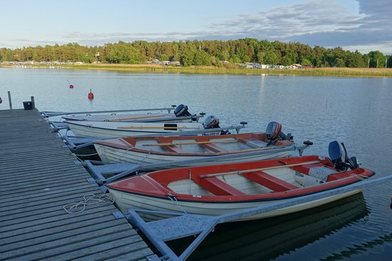 kotviste lodi pred chatami Arkosund