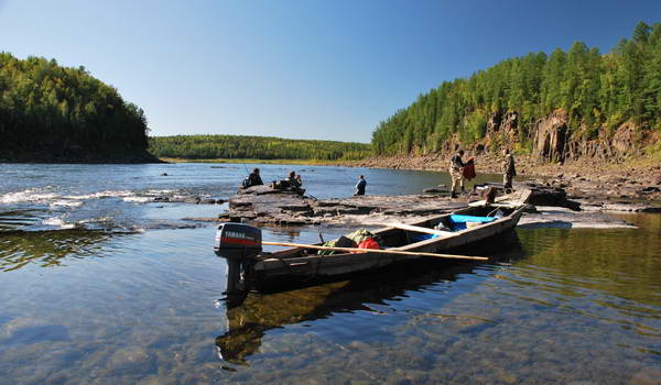 masivní drevena lod pro rybareni  a dopravu po rece