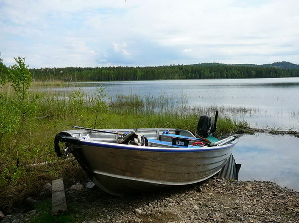 Holm - lod u lesniho jezera