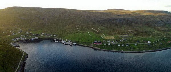 osada Akkarfjord na severovychodnim cipu ostrova Soroya osada Akkarfjord na severovychodnim cipu ostrova Soroya