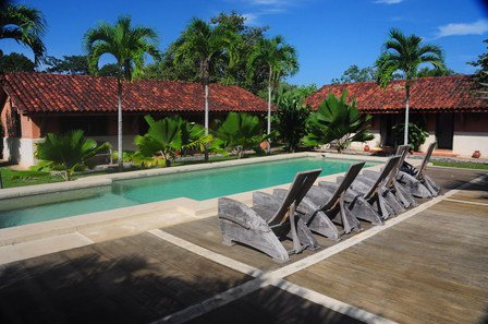 rybarsky pension - bazen mezi jidelnou a bungalovy rybarsky pension - bazen mezi jidelnou a bungalovy