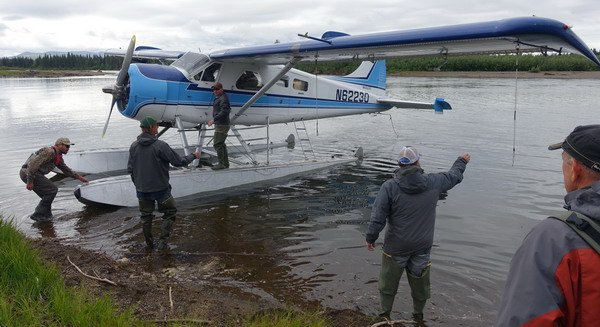 spojeni aljasskych rek a jezer s civilizaci zajistuji hydroplany