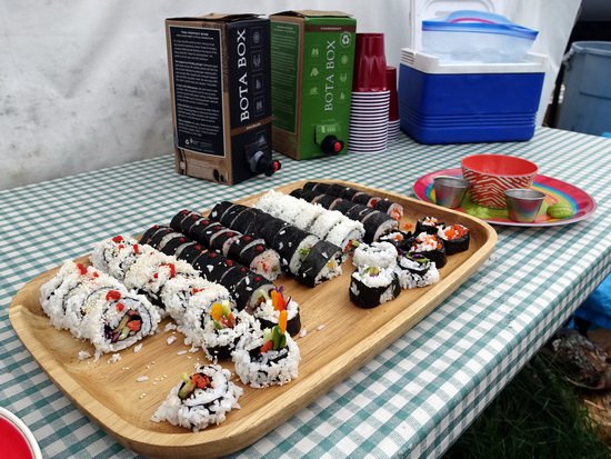 sushi z lososu a jinych dobrot - apetizer pred veceri sushi z lososu a jinych dobrot - apetizer pred veceri