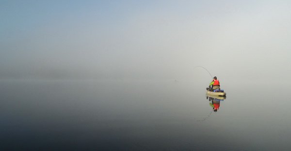 ranni mlha nad jezerem v rijnu