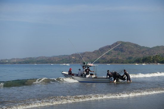 rybarska lod - ranni vypluti z plaze